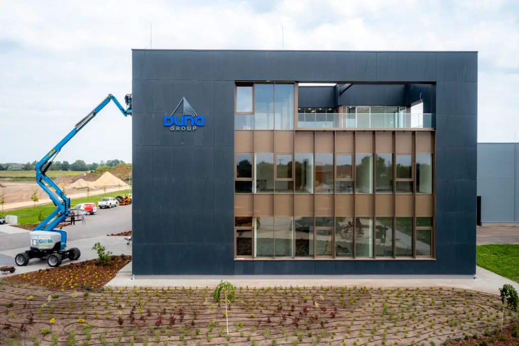 Prémium irodaház a Duna Aszfalt tiszakécskei telephelyfejlesztésében