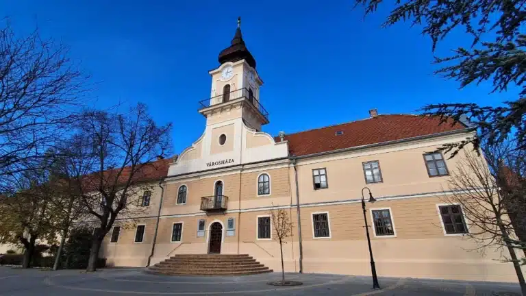 A Nagykőrösi Városháza megújult homlokzata műemléki felújítás után