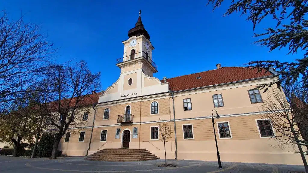 A Nagykőrösi Városháza megújult homlokzata műemléki felújítás után